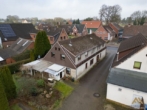 Drohnenaufnahme hinten - Verkauf: Kapitalanleger aufgepasst! Mehrfamilienwohnhaus in Geestland!