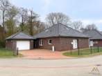 Außenansicht - Verkauf: Großzügiger Bungalow mit Garage und Einliegerwohnung