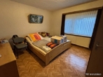 Schlafzimmer - Verkauf: Resthof mit Wohnhaus und Scheune in schöner ländlicher Lage in Filsum!