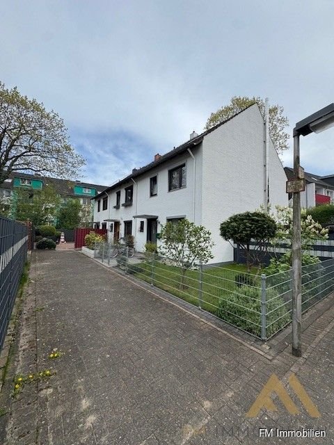 Verkauf: Stark sanierungsbedürftiges Reihenmittelhaus in Delmenhorst!, 27755 Delmenhorst, Reihenmittelhaus